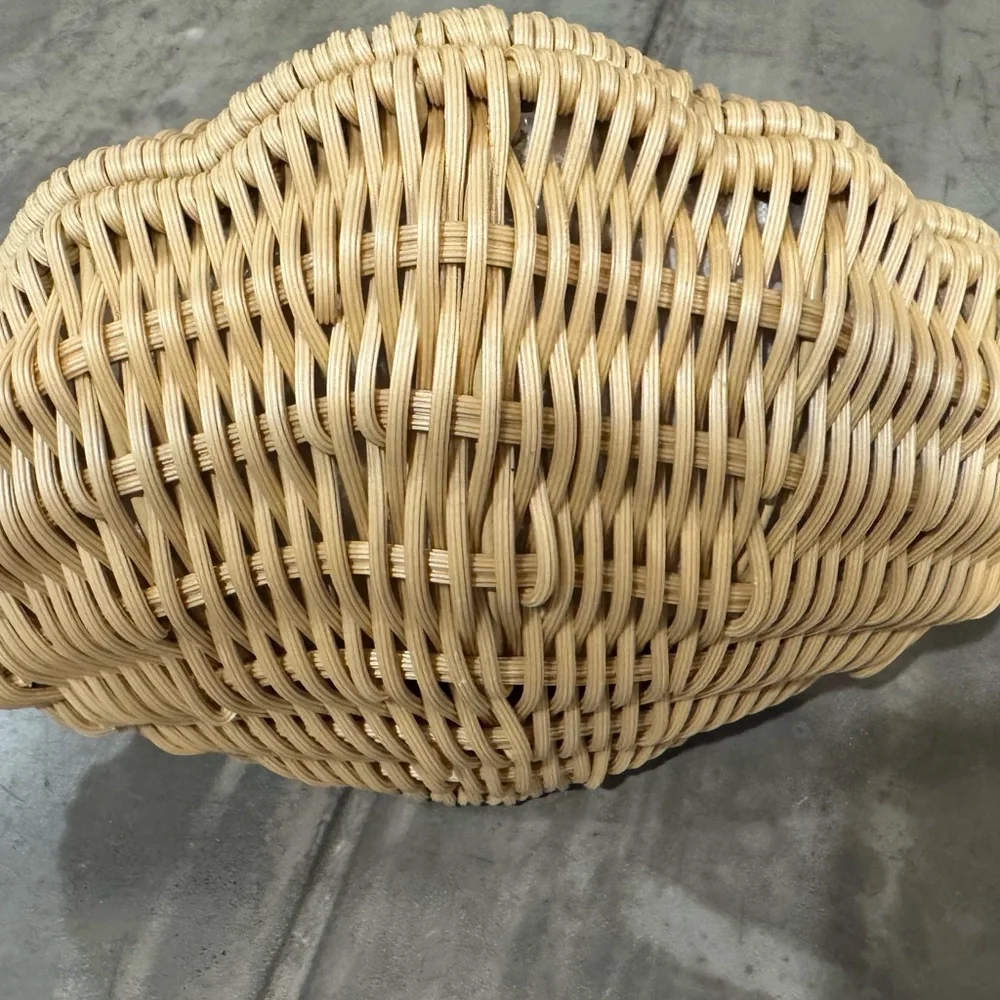 Tommy Bahama Chic Woven Tan shell Clutch with Gold seashell  Chain! Cute& unique - Picture 2 of 9